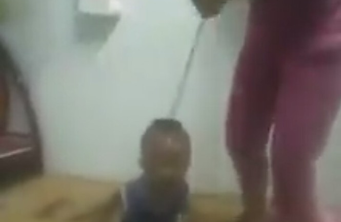 Phẫn nộ mẹ thắt cổ con trai 3 tuổi rồi đánh đập dã man, cha quay clip tung lên mạng